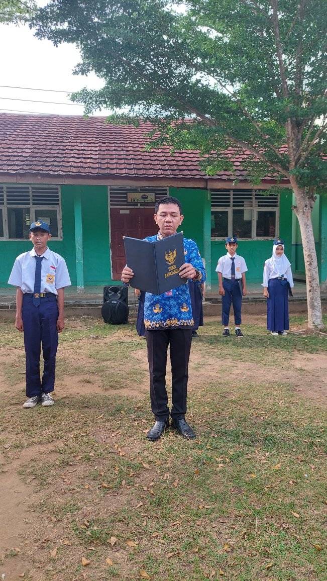 Menanamkan Disiplin dan Cinta Tanah Air melalui Upacara Bendera di SMPN Satu Atap 01 Simpang Pematang (3)
